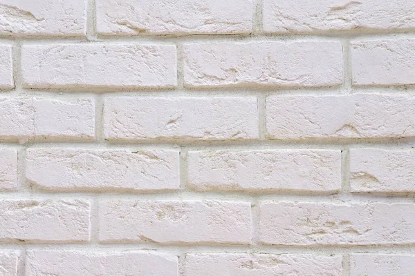 Yenilenmiş eski binanın beyaz, yeni boyanmış yüzeyi. Beyaz tuğla duvar arkaplanı.