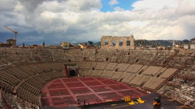 Arena di Verona, antik Roma amfiateri. Tiyatro bugün hala büyük ölçekli opera gösterileri için kullanılıyor. Verona, İtalya,