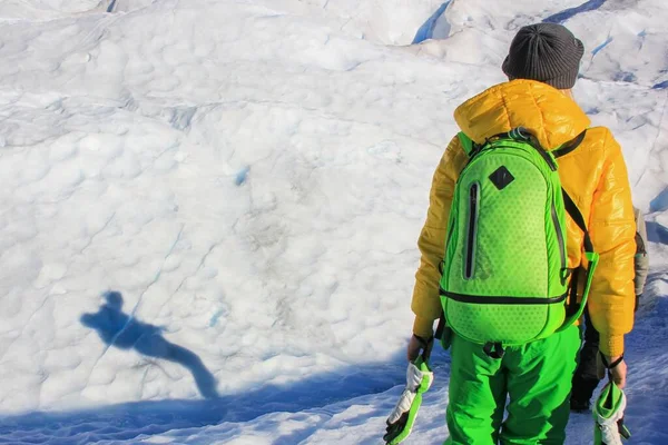 Stylish Hiker Girl Climbing Snow Trail Dazzler Ice Floes Perito — 图库照片