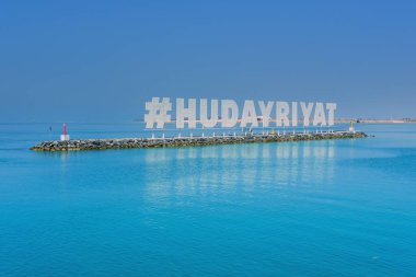 ABU DHABI, BAE - Mart 2021: Hudayriyat, Hudayriyat Birleşik Arap Emirlikleri 'nin Hudayriyat Adası' ndaki dinlenme merkezinde en iyi adanmış bisiklet raylarına sahip Abu Dabi tabanlı yeni halk plajının büyük hashtag 'ı