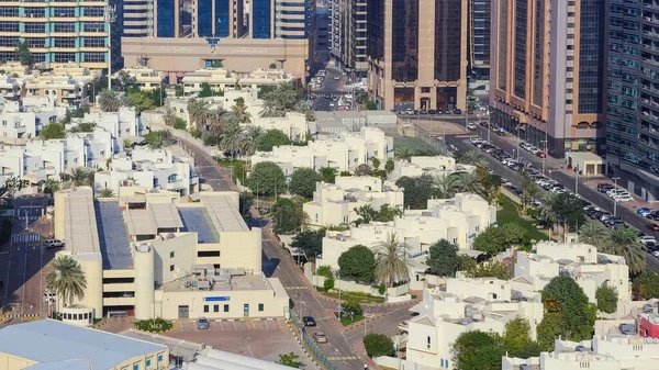 Жилой район Абу-Даби рядом с Корнише с современными башенными блоками на заднем плане. Абу-Даби, ОАЭ, март 2021 года Лицензионные Стоковые Фото