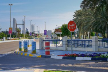 Abu Dabi, BAE 2021 'de dünyaca ünlü Corniche Yolu' ndan önce Arapça ve İngilizce kavşakta kırmızı yol işareti.