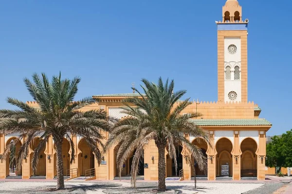 Vista a la mezquita Sheikh Hamdan bin Mohammed Al Nahyan en estilo típico marroquí con majestuoso minarete y galería de arcos, mosaicos arabescos blancos cubiertos ubicados en Abu Dhabi, Emiratos Árabes Unidos — Foto de Stock