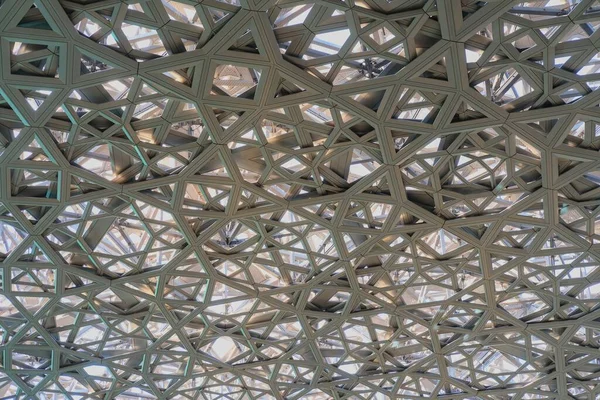 La obra maestra de ingeniería detrás del Museo del Louvre Abu Dhabis Intricate Geometric Dome Structure. Luz moteada creada por celosía entrelazada de múltiples capas de tejado.ABU DHABI, Emiratos Árabes Unidos feb.2021 — Foto de Stock
