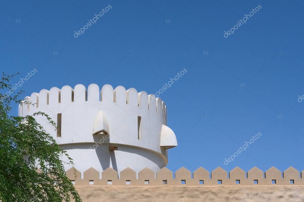 Fragmento de muro fuerte bastión y parte de la torre de vigilancia en