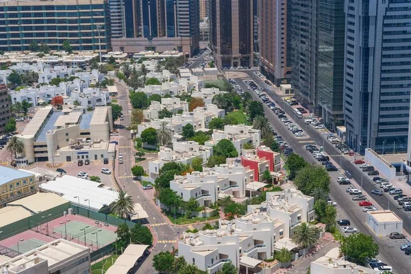 A luxurious villas residential area of Abu Dhabi next to Corniche , with modern tower blocks in the background.Modern middle eastern urban architecture. Abu Dhabi,UAE,March 2021. — Stock Photo, Image