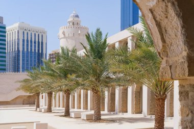 Tarihi kemerden manzaralı avluya bakan, Qasr al-Hosn kale müzesinin beyaz atari salonu, Abu Dabi 'deki en eski taş bina, Birleşik Arap Emirlikleri, Haziran 2021