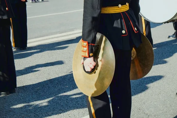 Vintage Mässing Hand Cymbaler Närbild Händerna Musiker Militär Orkestra Musiker — Stockfoto