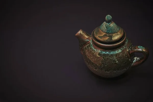 Çin usulü çay seremonisi için seramik klasik çaydanlık. Siyah arka planda izole edilmiş.. — Stok fotoğraf