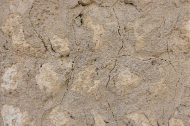 Eski yüzeyi ve el yapımı alçılı otantik kumtaşı duvar dokusu. Modern tasarım, arayüzler, web siteleri ve lüks markalaşma projeleri için sıcak tarafsız bir arkaplan.