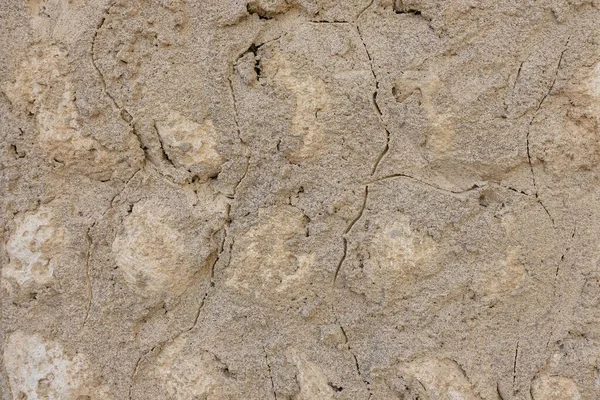 Eski yüzeyi ve el yapımı alçılı otantik kumtaşı duvar dokusu. Modern tasarım, arayüzler, web siteleri ve lüks markalaşma projeleri için sıcak tarafsız bir arkaplan.