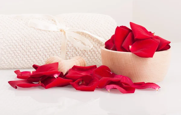 Gül yaprakları, harç ve rulo havlu, spa Tema