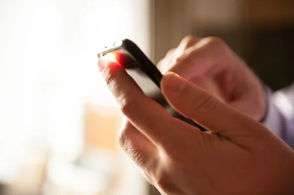 Measuring heartrate with mobile phone — Stock Photo, Image