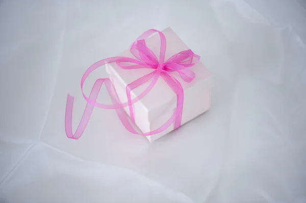 Gift box with ribbon — Stock Photo, Image