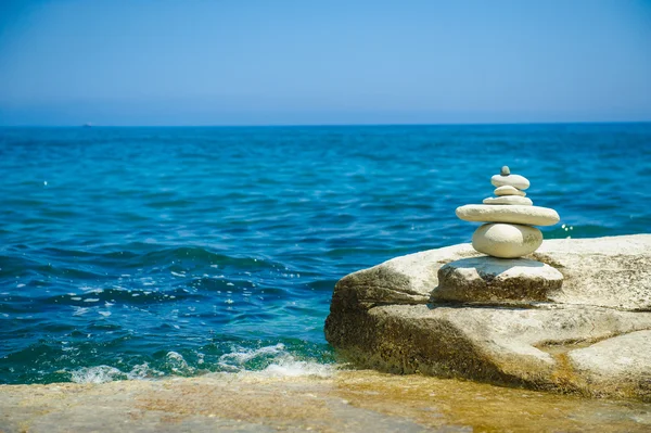 Deniz kıyısındaki taşlar