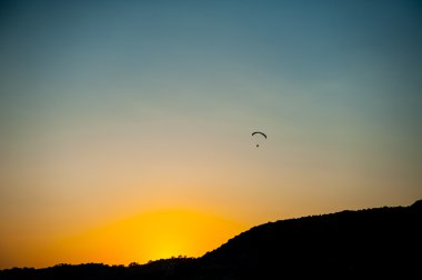 gün batımında yamaç paraşütü
