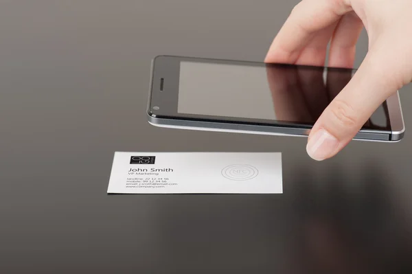 Tarjeta de visita con etiqueta NFC integrada y teléfono — Foto de Stock