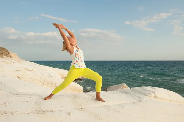 Genç kadın deniz - düşük yoga yaparken yukarı doğru streç (Urdhva Ashva Sanchalasana ile hamle)