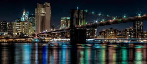 Бруклинский мост ночью — стоковое фото