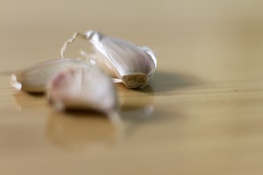 Tarafsız bir arka plan üzerinde diş sarımsak