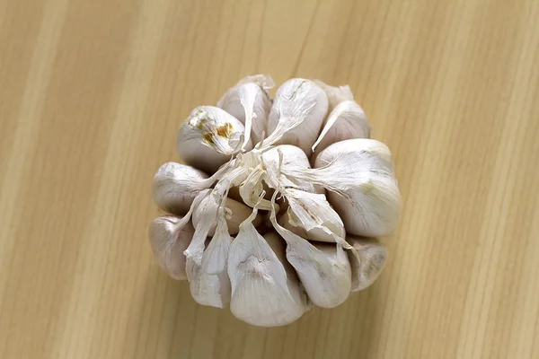 Tarafsız bir arka plan üzerinde diş sarımsak