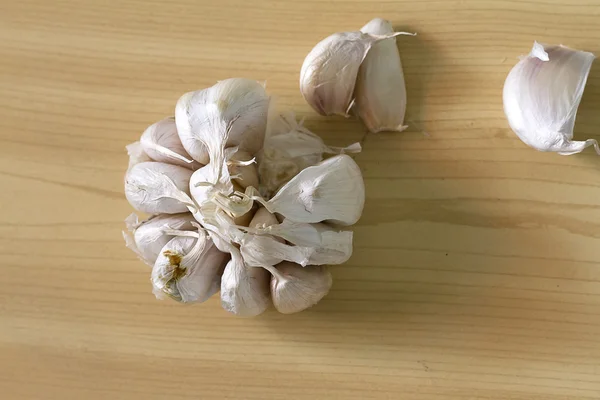 Knoflookteentjes op een neutrale achtergrond — Stockfoto