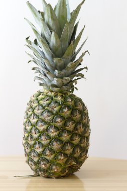 Ananas tarafsız arka plan üzerinde