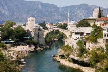 Mostar cityscape neretva Nehri ve eski bir köprü ile