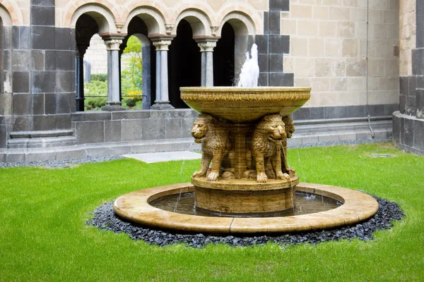 La fuente León en el patio de la abadía María Laach en Alemania —  Fotos de Stock