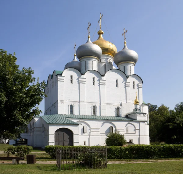 Die Smolenski-Kathedrale im Nowodewitschij-Kloster. Moskau, Russland — Stockfoto