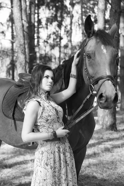 Jovem Mulher Bonita Andando Floresta Com Seu Cavalo Fotografia Preto — Fotografia de Stock