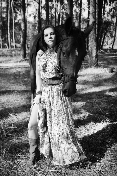 Mladá Krásná Žena Kráčí Lesem Svým Koněm Černobílá Fotografie — Stock fotografie