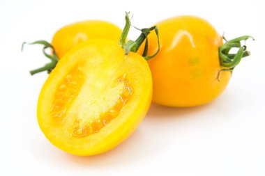 Olgun taze organik domates ve beyaz arka planda izole edilmiş yarım domates.