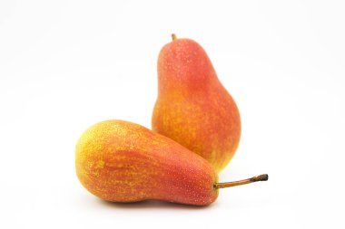 Taze taze organik armutlar beyaz arka planda izole edilmiş.