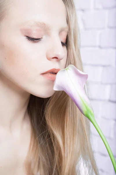 Retrato Mujer Joven Hermosa Con Flor Cala Belleza Moda — Foto de Stock