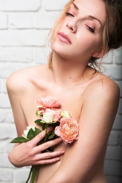 花のバラの美しい花束を持つ公開若い女性 美とファッション — ストック写真