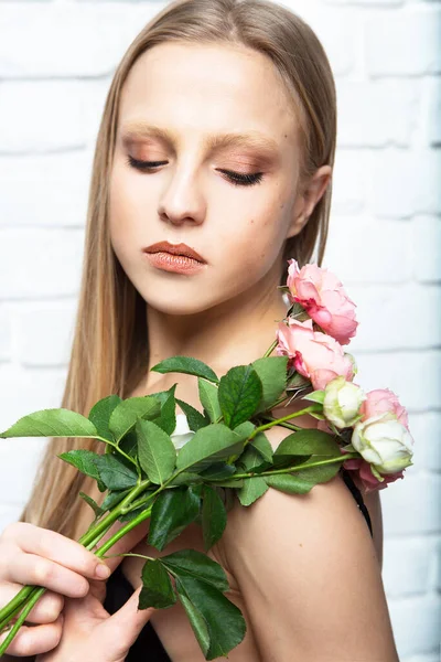 Mujer Joven Tierna Con Hermoso Ramo Flores Rosas Belleza Moda — Foto de Stock