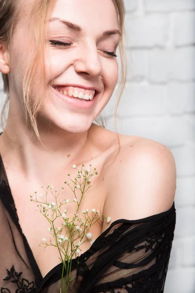 Szczęśliwy Uśmiechnięta Młoda Kobieta Pięknym Bukietem Białych Kwiatów Piękno Moda — Zdjęcie stockowe