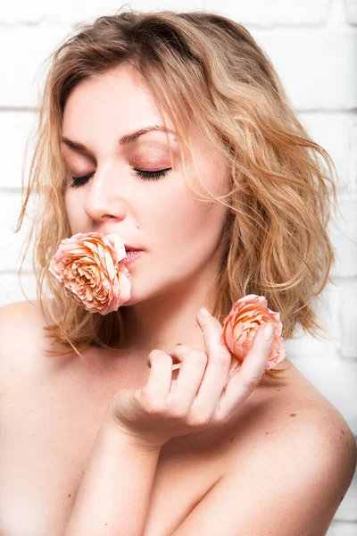 Retrato Uma Bela Jovem Com Uma Flor Rosa Boca Mão — Fotografia de Stock