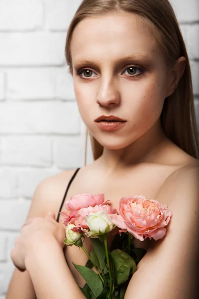Porträt Einer Schönen Jungen Frau Mit Einer Rosenblume Der Hand — Stockfoto