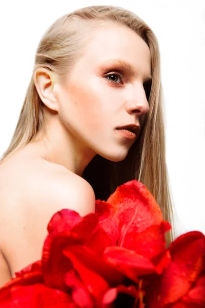 Retrato Tierna Una Hermosa Joven Con Una Flor Roja Aislada — Foto de Stock
