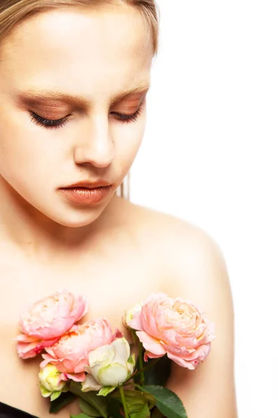 白い背景に孤立したバラの花の美しい花束を持つ穏やかな若い女性の肖像画 美とファッション — ストック写真