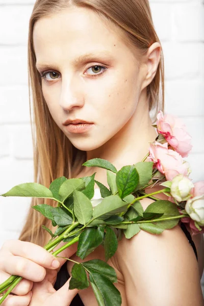 Retrato Una Joven Gentil Con Hermoso Ramo Flores Rosas Aisladas — Foto de Stock