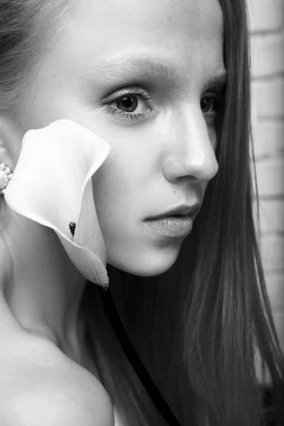 Портрет Красивой Молодой Женщины Цветком Каллы Изолирован Белом Фоне Черно — стоковое фото