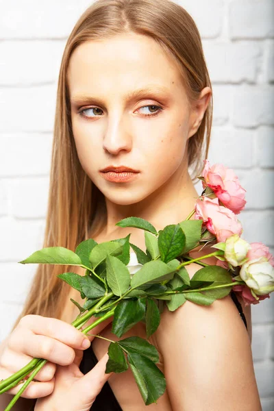 Retrato Una Joven Gentil Con Hermoso Ramo Flores Rosas Aisladas —  Fotos de Stock