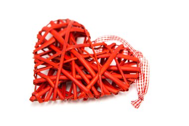 Dekoratif kırmızı hasır kalp beyaz arkaplanda izole edildi.