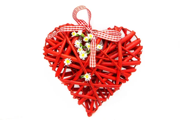 Декоративное Красное Плетеное Сердце Украшенное Цветами Белом Фоне — стоковое фото