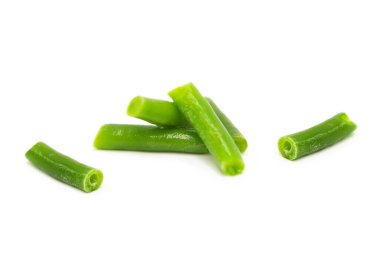 Beyaz arka planda taze organik dilimlenmiş yeşil fasulye..