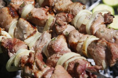 Şiş üzerinde soğan ve baharatla sulu et doğada ateşte kızartılır. Barbekü. Piknik. Izgara.