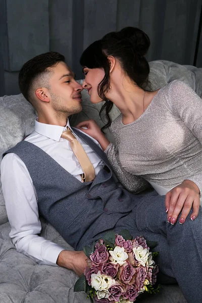 Braut Und Bräutigam Mit Einem Strauß Rosen Die Sich Sanft — Stockfoto